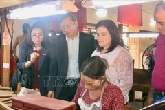 Ambassador Le Quang Long explores the meticulous hand-rolling process of cigars, a traditional art passed down through generations in Cuba. (Photo: VNA)