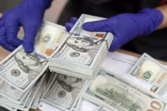 The reference exchange rate inches down on May 5 (Photo: VNA)