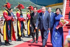Party General Secretary To Lam and his spouse arrive in Seoul, beginning a state visit to the Republic of Korea. (Photo: VNA)