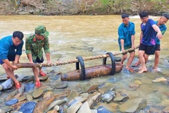 The bomb measures 30cm in diameter, 1.4m in length, and weighs around 250kg. (Photo: nhandan.vn)
