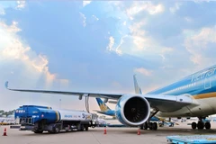 The authority also proposed allowing airlines to apply a fuel surcharge on domestic airfares, with a flexible adjustment mechanism based on fluctuations in Jet A-1 fuel prices. (Photo baochinhphu.vn)