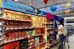 Customers shop at Nguyen Dinh Chieu Co.opmart supermarket in Ho Chi Minh City. (Photo: VNA)