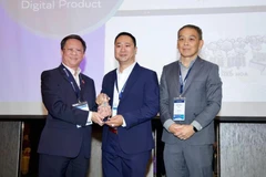 Journalist Tran Ngoc Long (centre), representing VietnamPlus, receives the award in Malaysia. (Photo: VNA)