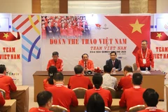 Minister of Culture, Sports and Tourism and President of the Vietnam Olympic Committee Nguyen Van Hung cheers on the Vietnamese sports delegation competing at the 33rd SEA Games, taking place in Thailand from December 9 to 20. (Photo: VNA)