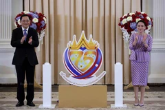  Thai Prime Minister Paetongtarn Shinawatra (right) and her Lao counterpart, Sonexay Siphandone, unveil the logo marking 75 years of Thailand-Laos relations at Government House, Bangkok. (Photo: Bangkok Post)