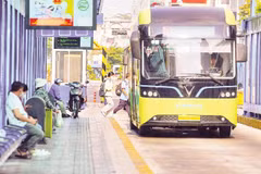 Ho Chi Minh City sets a roadmap to put environmentally friendly public transport vehicles into operation by 2030. (Photo: Nhan dan Newspaper)