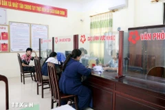 People complete administrative procedures at the "one-stop shop" in Nhat Tan commune, Kim Bang district, Ha Nam province. (Photo: VNA)