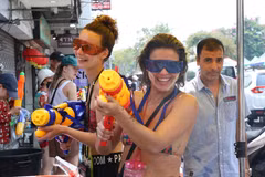 Foreign tourists take part in the Songkran Festival in Chiang Mai, Thailand, on April 13, 2026. (Photo: Xinhua/VNA)