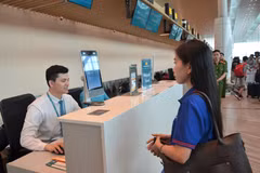 A passenger undergoes facial biometric recognition during the check-in process. (Photo: VNA)
