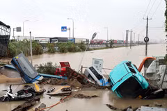 Vehicles damaged on a flooded road in Phu Yen ward, Dak Lak province. (Photo: VNA)