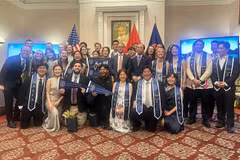 The Vietnamese Embassy's staff in the U.S. pose for a photo with Southeast Asian Studies Master’s Graduates. (Photo: VNA)
