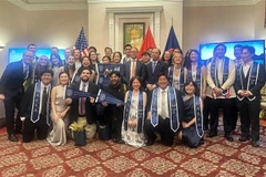 The Vietnamese Embassy's staff in the U.S. pose for a photo with Southeast Asian Studies Master’s Graduates. (Photo: VNA)