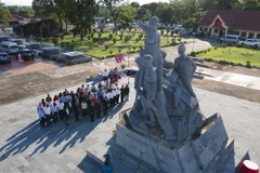 Vietnamese and Lao delegates at the Laos–Vietnam Combat Alliance Monument in Khammouane province, Laos. (Photo: VNA) 