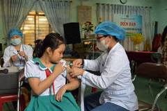 Vaccination for children who have not been vaccinated or have not received enough doses of the measles vaccine at schools to ensure community immunity and prevent the risk of outbreaks. (Photo: VNA)