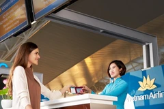 A passenger checks in for a Vietnam Airlines flight. (Photo: VNA)