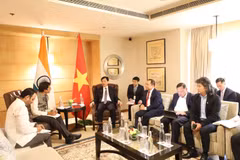 Politburo member Nguyen Duy Ngoc, who is also Secretary of the CPV Central Committee, Chairman of its Organisation Commission and standing deputy head of the Central Steering Committee for Science-Technology Development, Innovation and Digital Transformation, at a working sessions with leaders of the Indian Institute of Technology Madras (IIT Madras). (Photo: dangcongsan.vn)