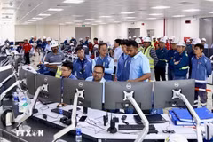 Leaders of PV Power and engineers officially operate the Nhon Trach 3 Power Plant as it connects to the national grid. (Photo published by VNA)