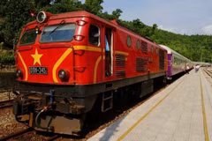 The Hue–Da Nang “Central Heritage Connection” train takes passengers along one of Vietnam’s most spectacular coastal railway routes. (Photo: nhandan.vn)