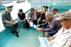 Thanh Hai Border Guard Station launches a peak campaign to raise fishermen's awareness on IUU fishing prevention right at the port. (Photo: VNA)