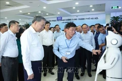 Party General Secretary To Lam (L) inspects operations at Hanoi’s Public Administrative Service Centre. (Photo: VNA) 
