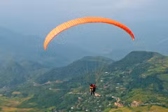 A paragliding display and competition commences in Quang Nam province, drawing 31 pilots from across Vietnam and various countries. (Illustrative image: tuoitrethudo.vn)