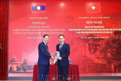 Le Hoai Trung, Secretary of the CPV Central Committee and Chief of the Committee's Office and Thongsalith Mangnomek, Secretary of the LPRP Central Committee and Chief of the LPRP Central Office. (Photo: VNA)