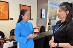 Tran Thi Man (left), Business Director of the BM Global Service and Trading JSC (Photo: VNA)