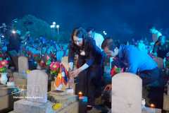 Vice State President Vo Thi Anh Xuan offers incense at the graves of fallen soldiers at the Vietnam–Laos Martyrs' Cemetery. (Photo: VNA)