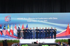 Officials pose for a group photo at the ASEAN Post-Ministerial Conference with China in Kuala Lumpur on July 10 (Photo: Ministry of Foreign Affairs)