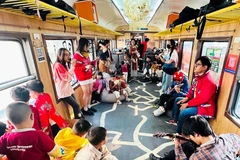 A cultural experience train journey is operated from Hanoi Station to Gia Lam Station as part of the Hanoi Creative Design Festival 2023. (Photo: hanoimoi.vn)