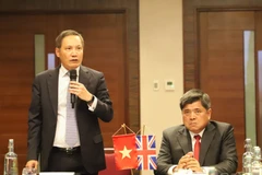 Vietnamese Ambassador to the UK Do Minh Hung (L) address the roundtable discussion. (Photo: VNA)