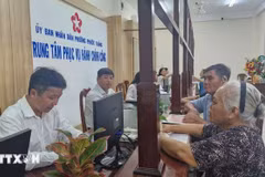 A large number of residents come to the public service centre of Phuoc Thang ward, Ho Chi Minh City, on the first day of official operations under the newly established two-tier local government system to complete administrative procedures. (Photo: VNA) 