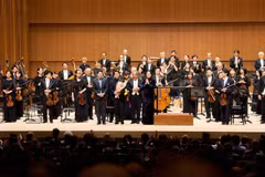 Consul General in Fukuoka Vu Chi Mai presents flowers to congratulate the successful performance. (Photo: VNA)