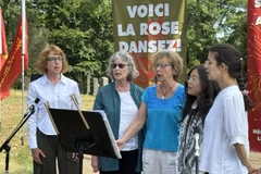 Members of the Communist Party of Canada (Marxist–Leninist) (CPC ML) sing the Internationale at the ceremony. (Photo: VNA)