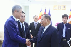 Samdech Say Chhum, Vice President of the Cambodian People's Party (CPP) and Standing Head of the CPP Permanent Committee (R), welcomes Vietnamese Ambassador Nguyen Minh Vu on March 18. (Photo: VNA)