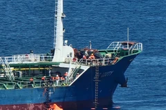 Crew members of the GT Unity transfer to the vessel Androusa. (Photo published by VNA)