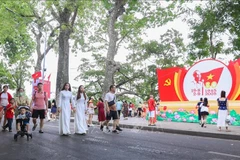 Tourists enjoy leisure activities around the Hoan Kiem Lake pedestrian zone. (Photo: VNA)