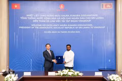 Vingroup Vice Chairman and CEO Nguyen Viet Quang (left) presents a souvenir to Sri Lankan President Anura Kumara Dissanayaka on May 4. (Photo: VNA)