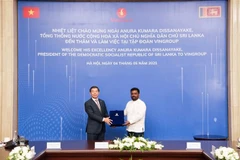 Vingroup Vice Chairman and CEO Nguyen Viet Quang (left) presents a souvenir to Sri Lankan President Anura Kumara Dissanayaka on May 4. (Photo: VNA)