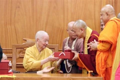 Venerable Thich Tri Quang, the Supreme Patriarch of the Patronage Council of the Vietnam Buddhist Sangha (VBS) presents gifts to heads of international Buddhist delegations attending Vesak 2025. (VNA)