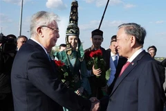 President of Kazakhstan Kassym-Jomart Tokayev welcomes Party General Secretary To Lam at Nursultan Nazarbayev International Airport in the capital city of Astana on May 5. (Photo: VNA)