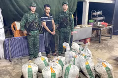Pham Van Hau and the seized objects. (Photo published by VNA)