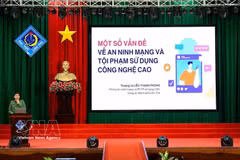 A speaker from the Internal Political Security Division under the Can Tho Department of Public Security delivers a cybersecurity awareness session for students at Can Tho University. (Photo: VNA)