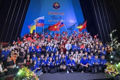 Overseas Vietnamese students engage in an exchange with local youth union members in Dal Lak province. (Photo: VNA)