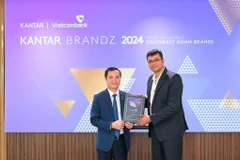 Le Hoang Tung, Deputy General Director of Vietcombank (left), receives the “Top 30 Most Valuable Southeast Asian Brands” certificate from Sumit Kamra, Director of Strategic Development at Kantar Insights. (Photo: VNA) 