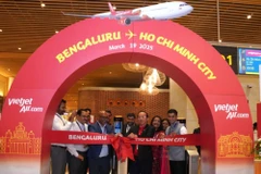 A Vietjet executive performs the ribbon-cutting ceremony for the Ho Chi Minh City - Bengaluru route launch. (Photo: baodautu.vn)