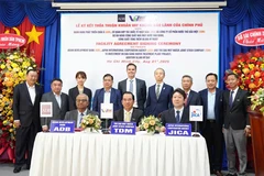 The signing ceremony between the Asian Development Bank and Thu Dau Mot Water Joint Stock Company. (Photo courtesy of ADB)