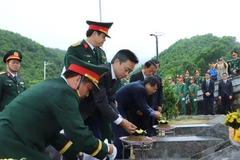 A memorial and burial ceremony is held in the central province of Ha Tinh for the remains of four Vietnamese volunteer soldiers who lost their lives during wartime in Laos. (Photo: VNA)