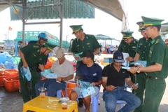 The Ganh Hao border guard force gives guidance to fishermen on preventing illegal, unreported, and unregulated (IUU) fishing. (Photo: VNA)
