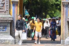 Tourists at the Hue Imperial Citadel (Photo: VNA)
